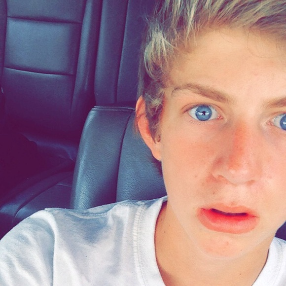 Profile Picture of Tyler Mays (@tylermays) on Poshmark