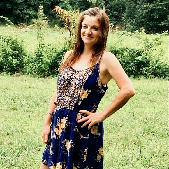 Profile Picture of Mandy Hudson (@mandy_hudson) on Poshmark