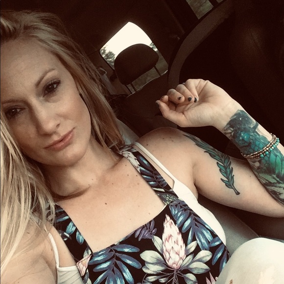 Profile Picture of Rhiana Quirein (@rhianaquirein) on Poshmark