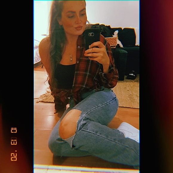 Profile Picture of Carly Shields (@carlyjshields) on Poshmark