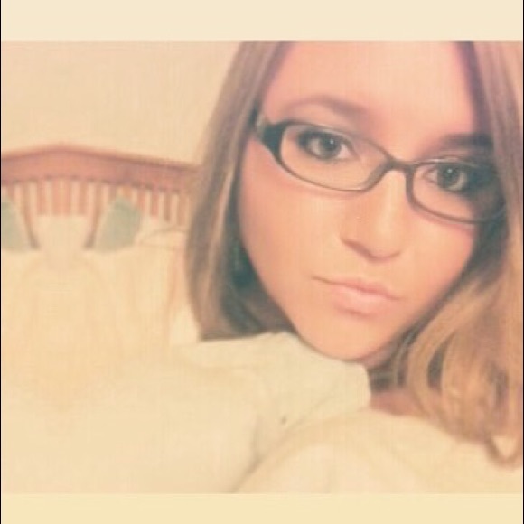 Profile Picture of Tori Grant (@toristrinkets) on Poshmark