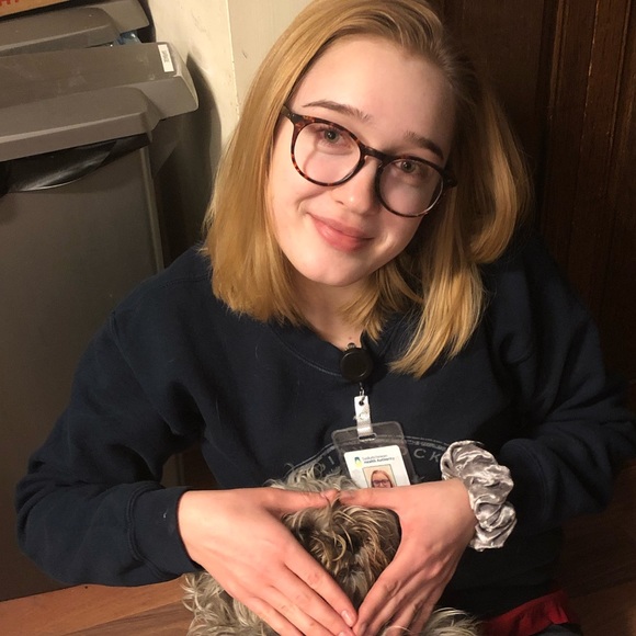 Profile Picture of Sophia Antoniuk (@sophie_2501) on Poshmark