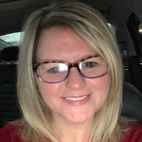 Profile Picture of Alina Bailey (@alinahughes) on Poshmark