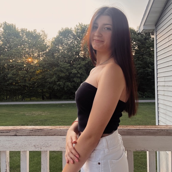 Profile Picture of Ava Hobbins (@avhobbins10) on Poshmark