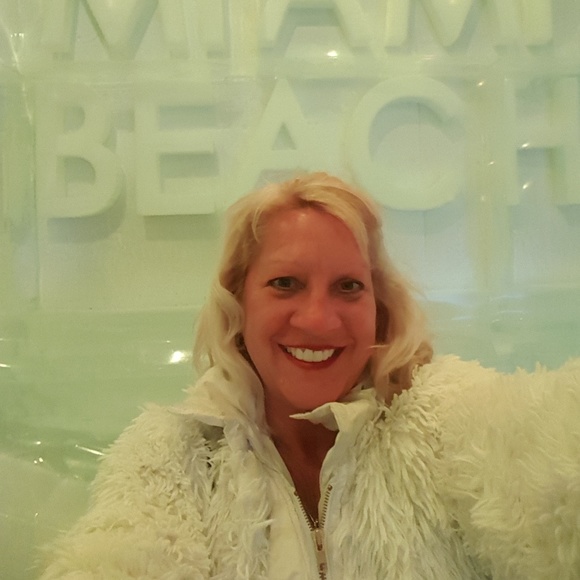 Profile Picture of Barbara Pline (@bpline) on Poshmark