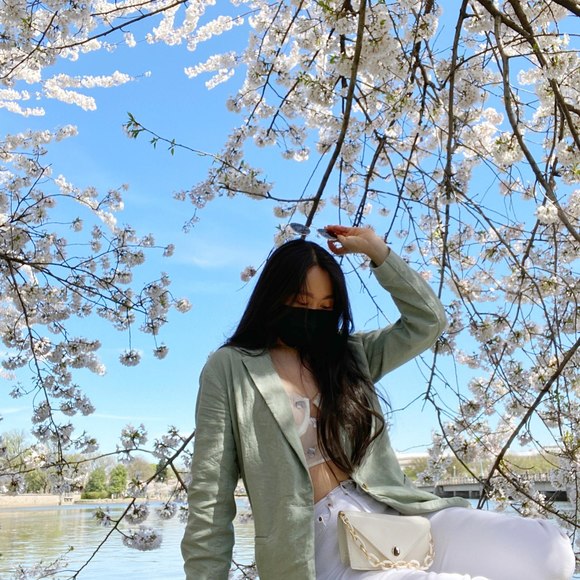 Profile Picture of Crystal Ng (@crystalng949) on Poshmark