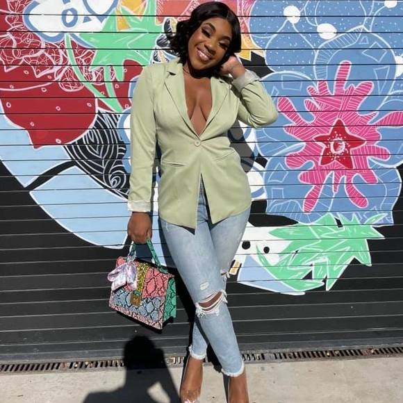 Profile Picture of Hope Travis (@h_travis) on Poshmark