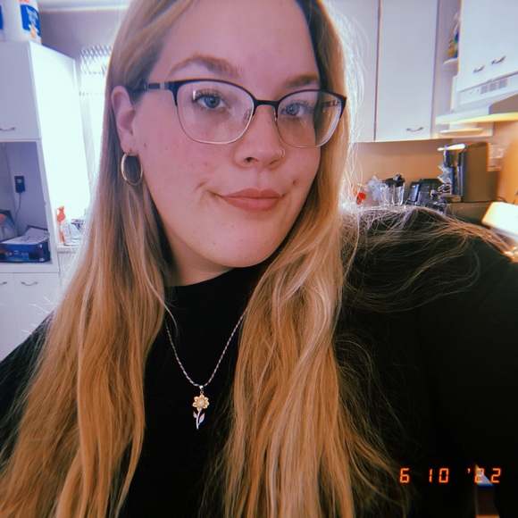 Profile Picture of Hannah Yapp (@hnvyapp3105) on Poshmark