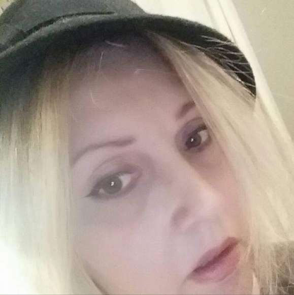 Profile Picture of Ellen Hasson (@elnsclozet) on Poshmark