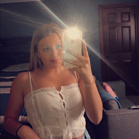 Profile Picture of Kella Mrozek (@mrozekkella) on Poshmark