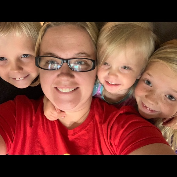 Profile Picture of Randi Hale (@brenton323) on Poshmark