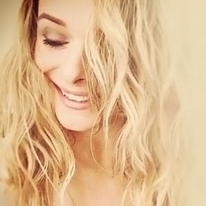 Profile Picture of Jessica Lark (@momentsbylark) on Myspace