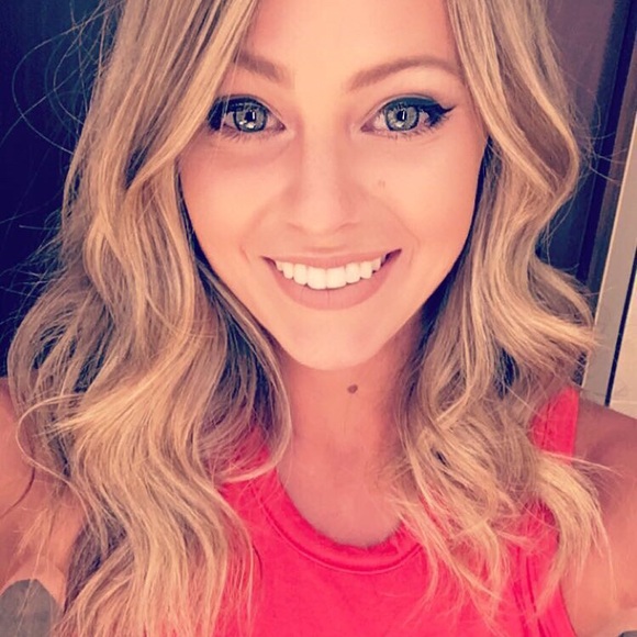 Profile Picture of Jessica Holota (@wholotastyle) on Poshmark