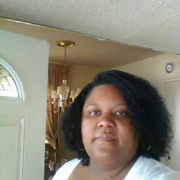 Profile Picture of Tremane Colden (@shoniepoo) on Poshmark