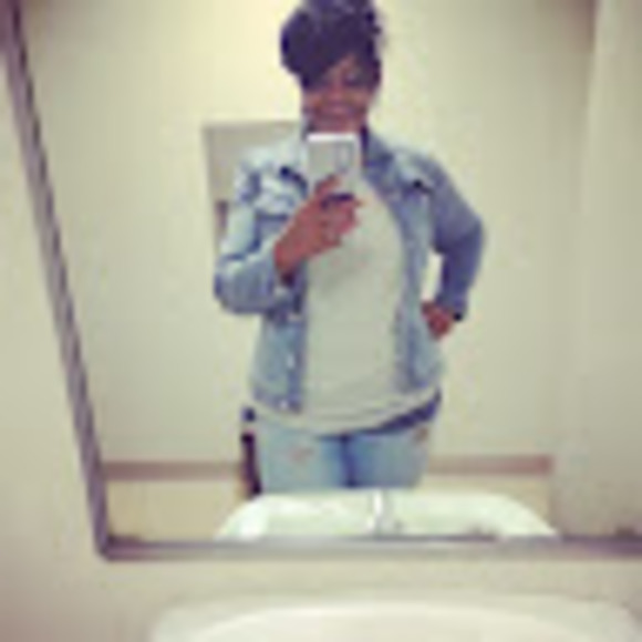 Profile Picture of Lawanda Thomas (@lawandathoma907) on Poshmark