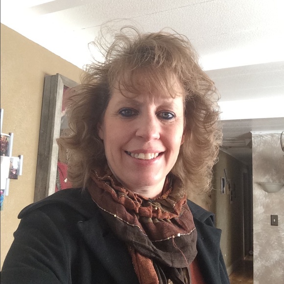 Profile Picture of Sonja Lindsley (@louise415) on Poshmark