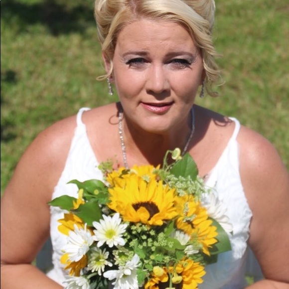 Profile Picture of Robin Price (@rbradshaw1971) on Poshmark