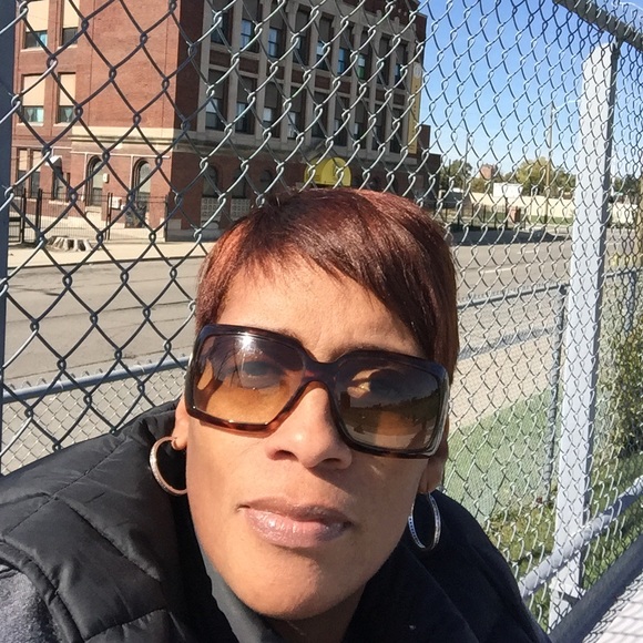 Profile Picture of Carlisa Williams (@carlijay) on Poshmark