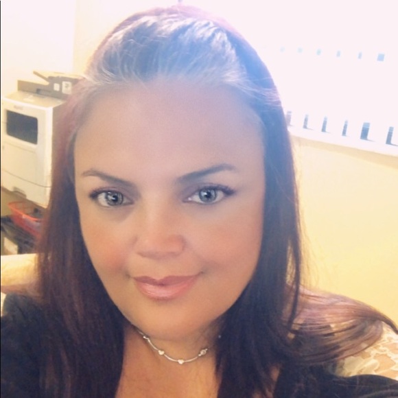 Profile Picture of Joan Paneque (@arubajoan) on Poshmark