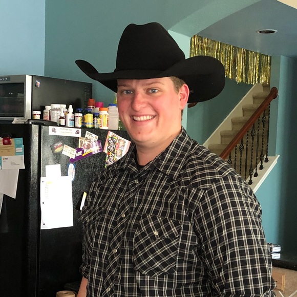 Profile Picture of Roy Tate (@roytate) on Poshmark