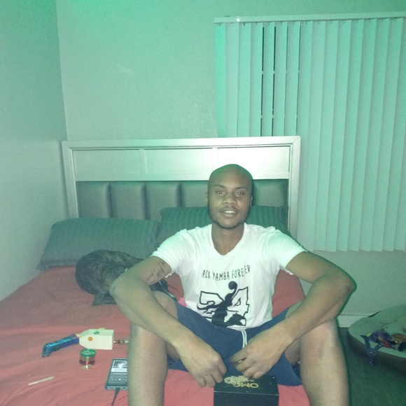 Derrick Grantham jr - Poshmark Profile Picture of Derrick Grantham jr (@derrickgrantham) on Poshmark