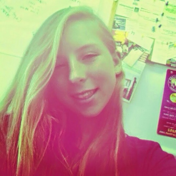Profile Picture of Isabella Andrews (@0220andrews) on Poshmark
