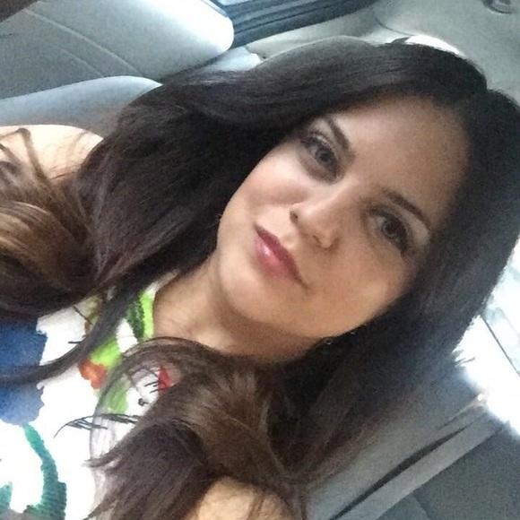 Profile Picture of Danielle Guddemi (@guddemid) on Poshmark