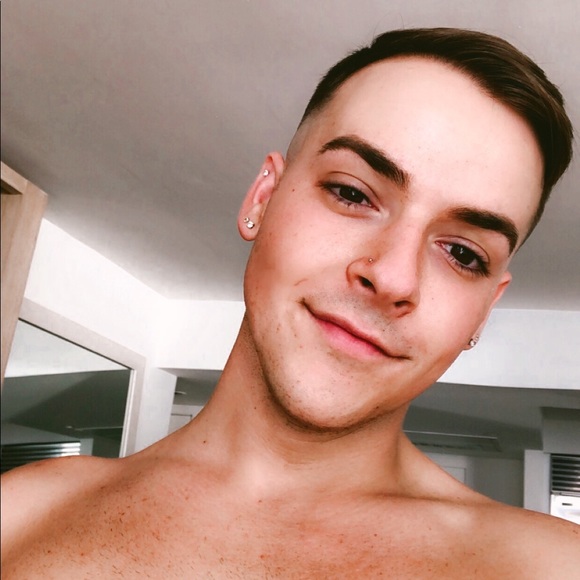 Profile Picture of Anthony Bureski (@anthonybureski) on Poshmark