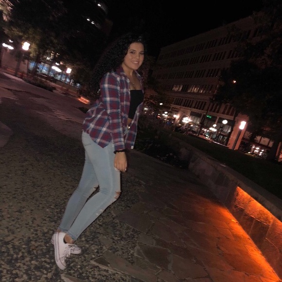 Profile Picture of Izabella Gallichant (@izygallichant) on Poshmark