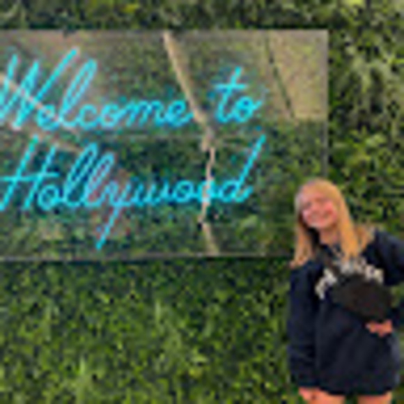 Profile Picture of Emma Hoogland (@emmaahoogland) on Poshmark