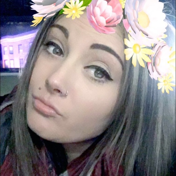 Profile Picture of Erica Angerson (@ericax0mariex0) on Poshmark