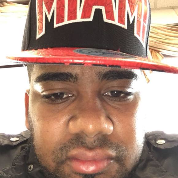 Profile Picture of Pauli Ferreras (@pauliferreras) on Poshmark