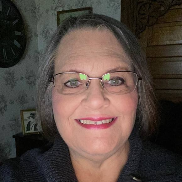 Profile Picture of Kathy Potts (@kathyiniowa) on Poshmark