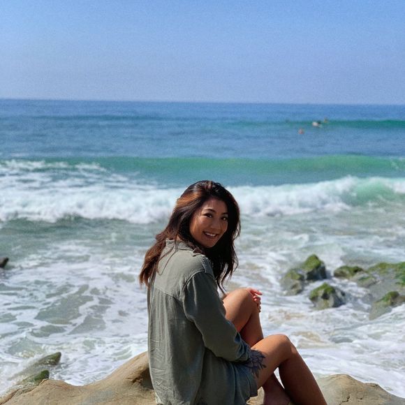 Profile Picture of Liz Wong (@lizzabethw) on Poshmark