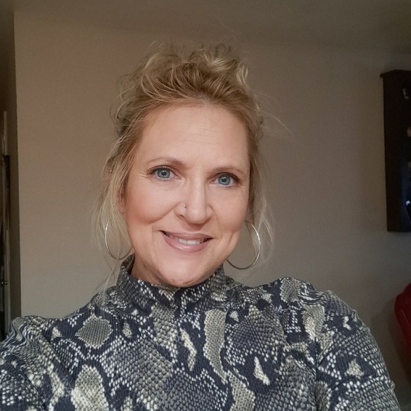 Profile Picture of Monique Kerrigan (@elwaygirl) on Poshmark