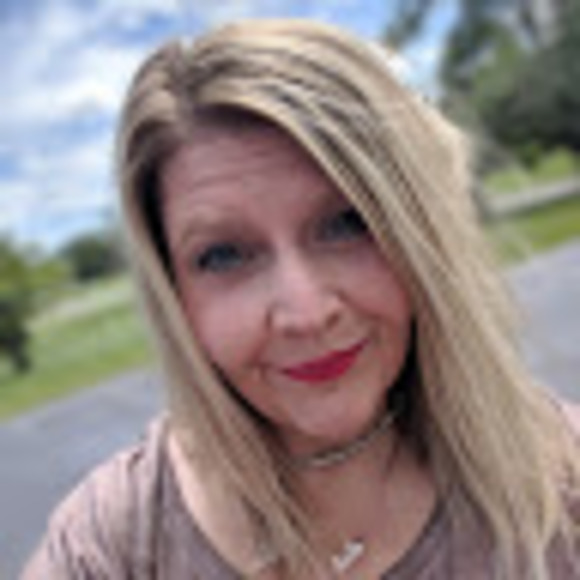 Profile Picture of Barbara Bottone (@barbara_bottone) on Poshmark