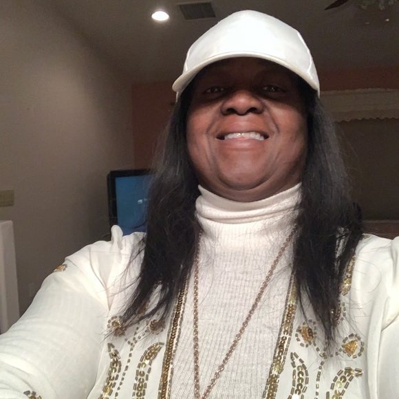 Profile Picture of Sheila Dollarhide (@flowerpots967) on Poshmark