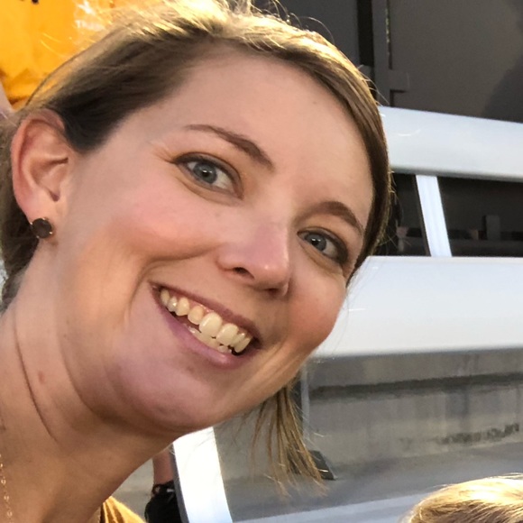 Profile Picture of Kelli Mclaird (@kmclaird) on Poshmark