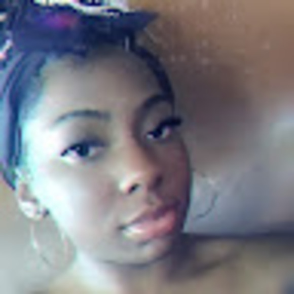 Profile Picture of Tiki Tiki (@tiki_88) on Poshmark