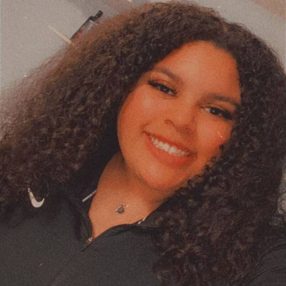 Profile Picture of Alexa Dickson (@alexa_2525) on Poshmark
