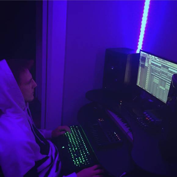 Profile Picture of Ben Knecht (@benknecht1) on Poshmark