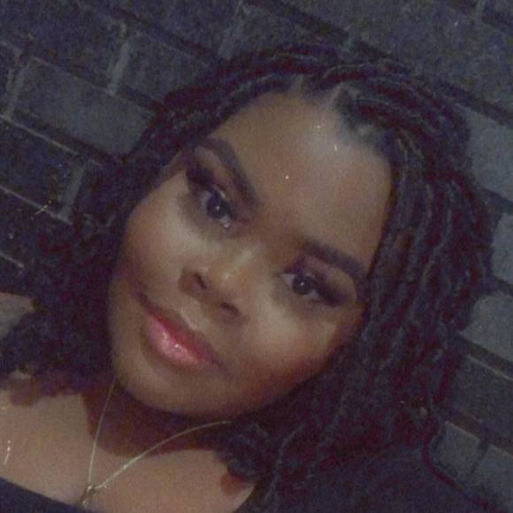 Profile Picture of Symone Sarratt (@ssa_xo) on Poshmark