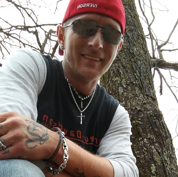 Profile Picture of Jason Gabbert (@jasong1981) on Poshmark