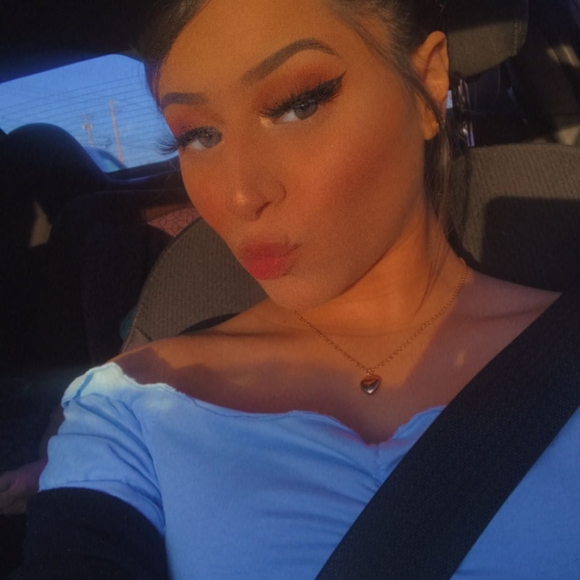 Profile Picture of Jovana Morteo (@jovanam02) on Poshmark