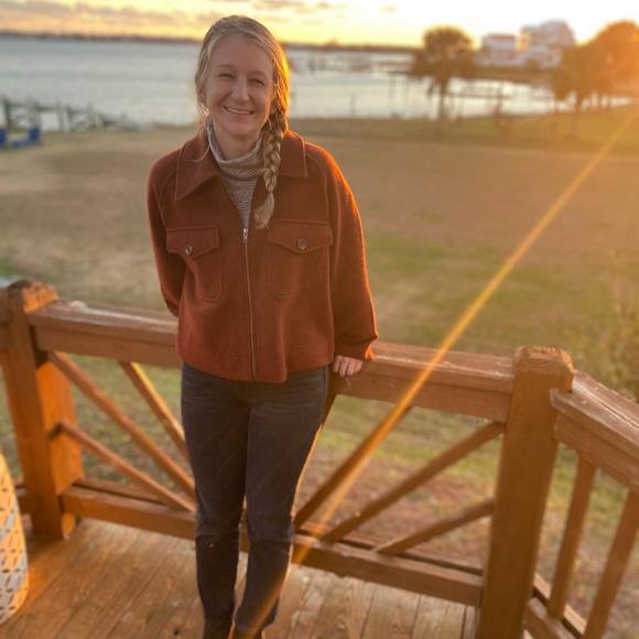 Profile Picture of Julianna Bunker (@juliannabunker) on Poshmark