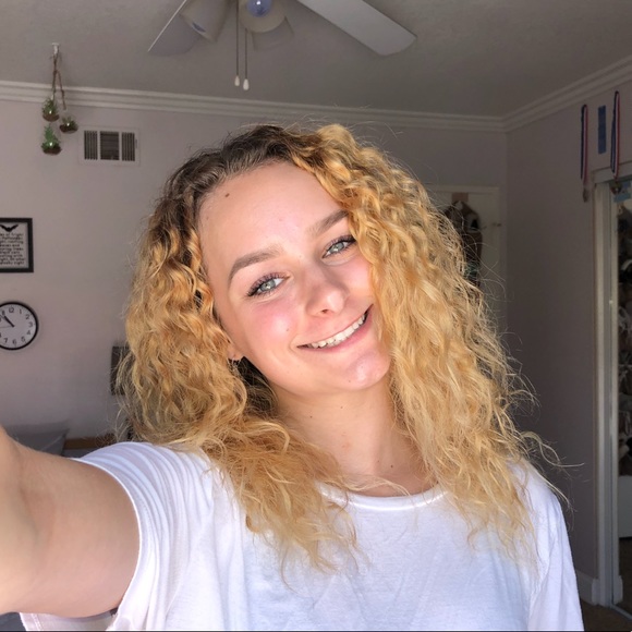 Profile Picture of Allison Schegetz (@allisonschegetz) on Poshmark