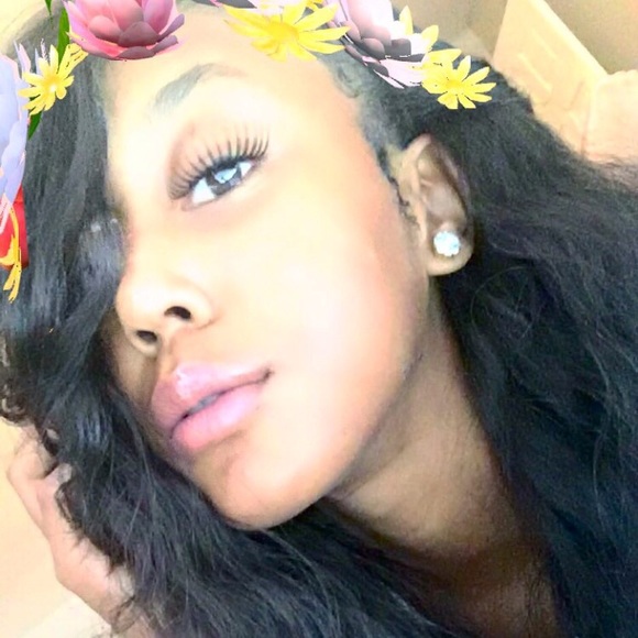 Profile Picture of Kiana Wynne (@kiana1996) on Poshmark