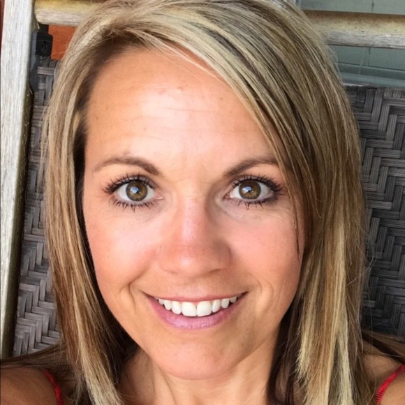 Profile Picture of Gale Julia (@gfrznzne) on Poshmark