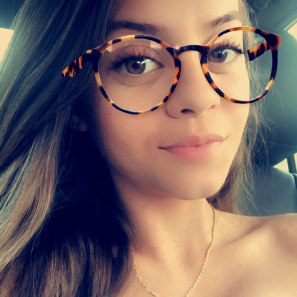 Mariana Silva - Poshmark Profile Picture of Mariana Silva (@clementinomari) on Poshmark