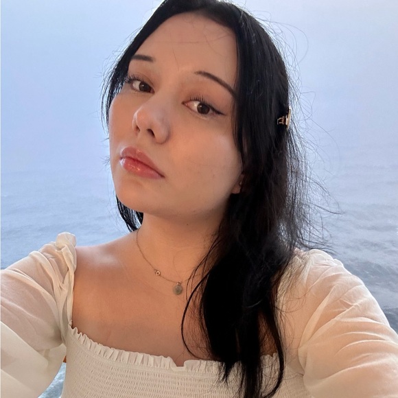 Profile Picture of Maya Javier (@mayaajavier) on Poshmark